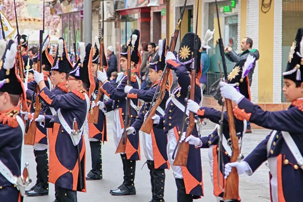 Cartagena, Spanje mar 25: Piket van soldaten paraderen met evenin — Stockfoto