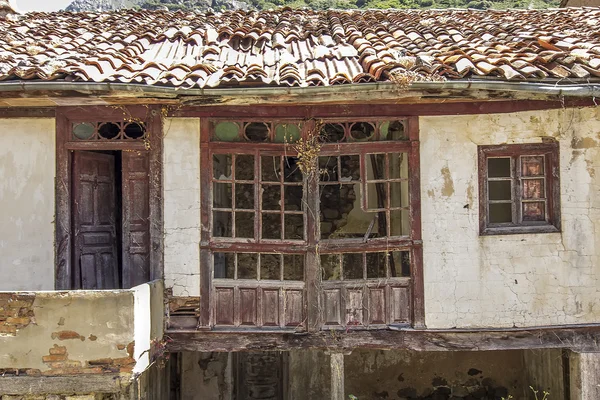 Antigua casa en ruinas — Foto de Stock