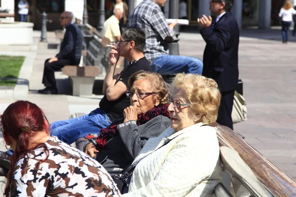 Madrid - Mar 22: unknown older people enjoy the Sun in a park in — Stock Photo, Image