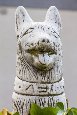taş bir köpeğin heykeli