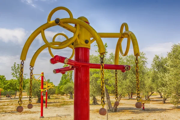 Veřejný park s cvičebním vybavením — Stock fotografie