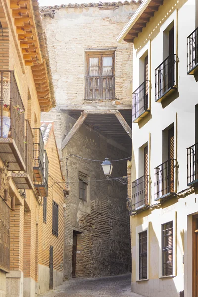 Antiguas calles medievales estrechas de la ciudad turística de Toledo, España —  Fotos de Stock