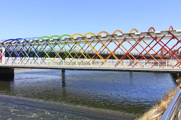 Puente moderno de hierro, colores pintados —  Fotos de Stock
