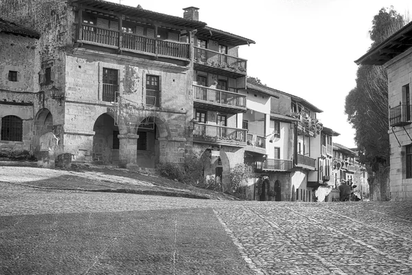 Calles típicas del antiguo pueblo de Santillana del Patrimonio Mundial — Foto de Stock