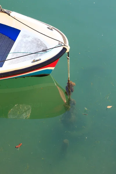 Gammal och liten båge fiske båt rodd — Stockfoto