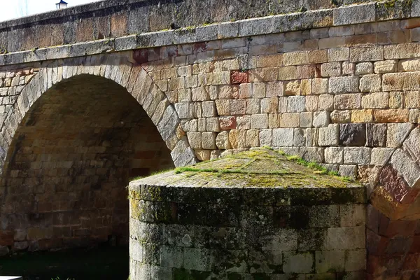 Detalhes de uma ponte de pedra velha — Fotografia de Stock