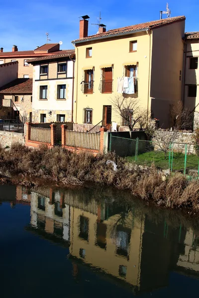 Paysage de la rivière et du village à Aguilar de Campo, célèbre pour i — Photo