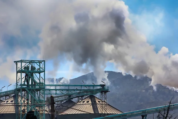 Depósitos de antigua refinería de petróleo con chimeneas —  Fotos de Stock