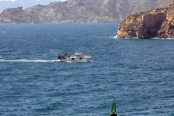 青い海の海岸に近いセーリング小型漁船 — ストック写真