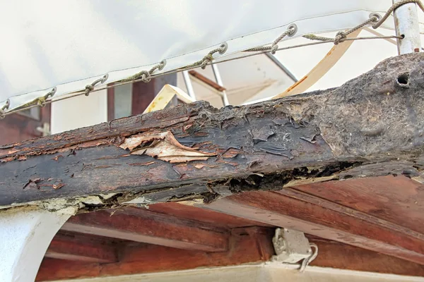 Madera dañada por el paso del tiempo — Foto de Stock