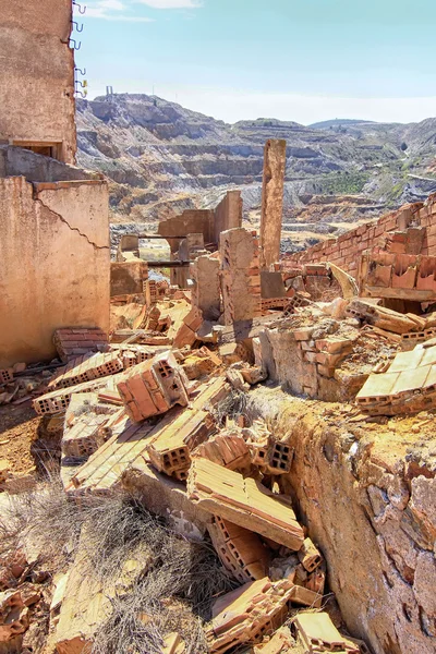 Old village destroyed in ruins and abandoned by the bombs of war — Stock Photo, Image