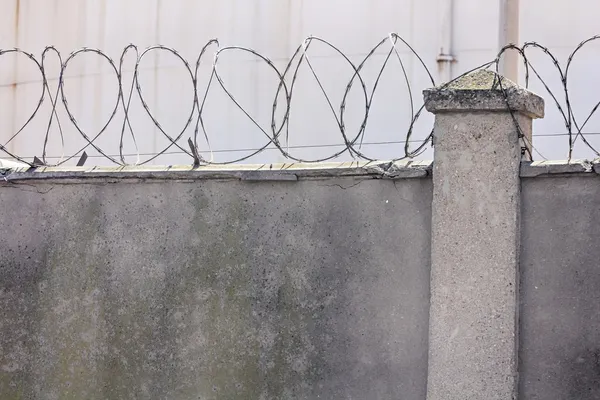 için dikenli tel ile beton duvarlar