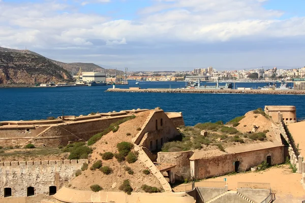 Ruiny starożytnych obrony wybrzeża siedziby w mieście — Zdjęcie stockowe