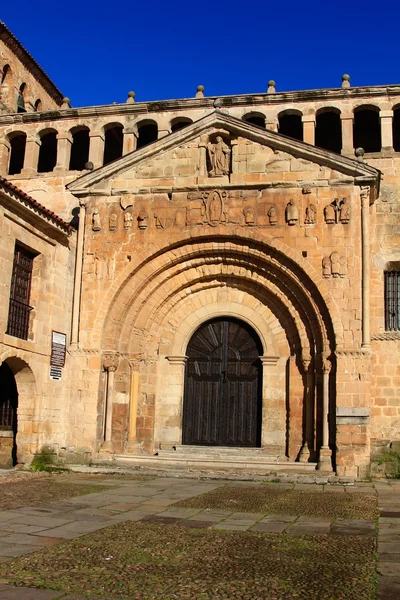 대학 교회의 산타 줄리아 나 산 틸 라 나 델 마 르, 스페인에 — 스톡 사진