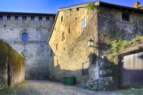 Rues typiques du vieux village du patrimoine mondial de Santillana del — Photo