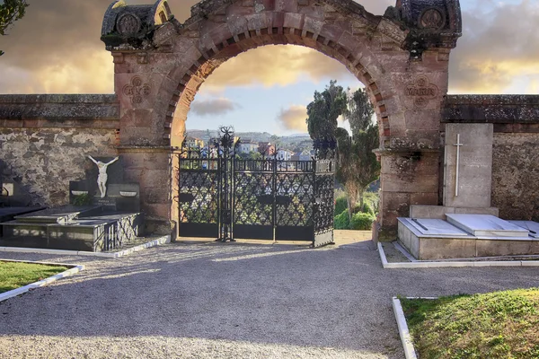 Medival 老公墓在科米利亚斯西班牙 — 图库照片