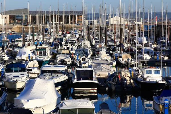 Moderno porto turistico pieno di barche a vela attraccate — Foto Stock