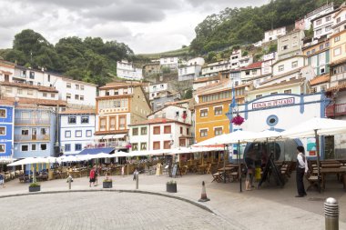 parlak renkli tipik bir fisher bu turistik köy evleri