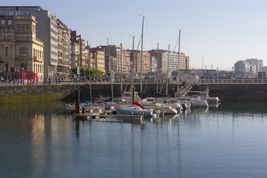 gijon, İspanya şehir içinde sakin Denizi ile küçük marina