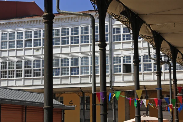 Casas de madeira brancas com grandes janelas típicas do norte de s — Fotografia de Stock