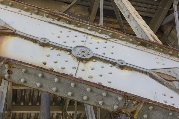 Detalhes de ponte velha de ferro muito decorado com rebites — Fotografia de Stock