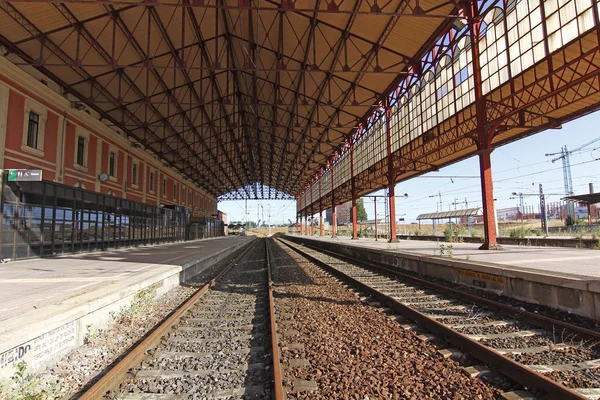 Gare ferroviaire vide — Photo