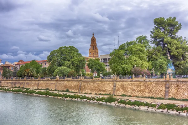 Río seguro cruzando la ciudad de Murcia tormenta un día — Foto de Stock