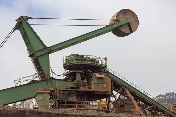 Riesenbagger mit Kohle in einem Bergwerk — Stockfoto