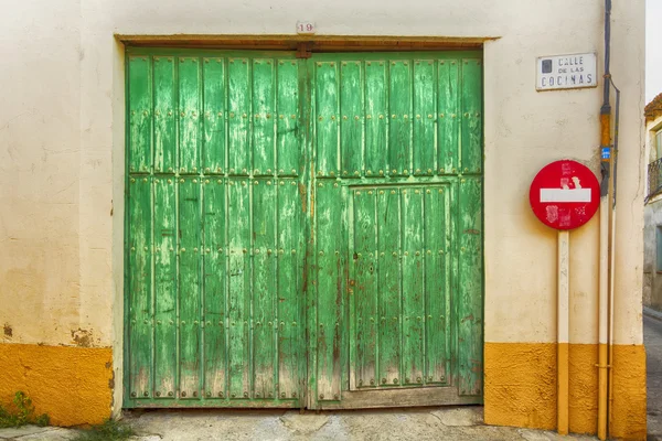 Drewniane drzwi garażu dostęp — Zdjęcie stockowe