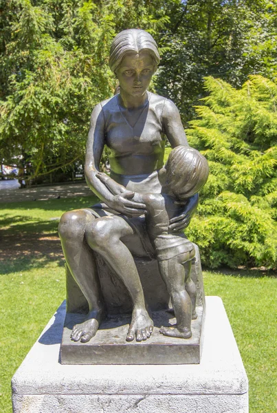 Sculpture of a young woman with her little daughter — Stock Photo, Image