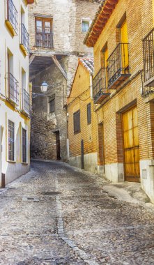 Toledo, İspanya tatil beldesi ortaçağ sokaklarında eski dar