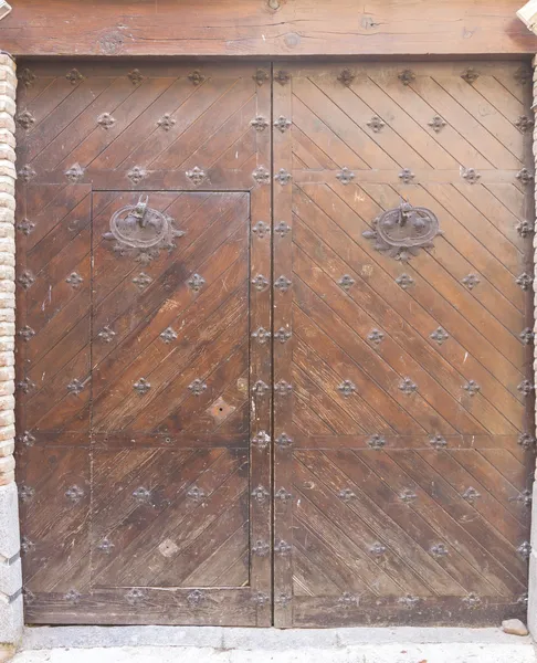 Puerta de madera vieja con adornos de hierro —  Fotos de Stock
