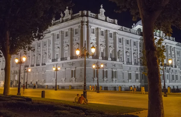 Nachtansicht des Ostpalastes in Madrid, Spanien — Stockfoto