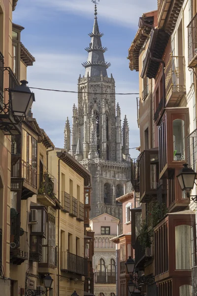 Rue étroite avec cathédrale en arrière-plan Tolède, Espagne — Photo