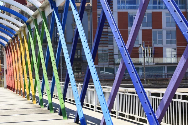 Puente moderno de hierro, colores pintados — Foto de Stock
