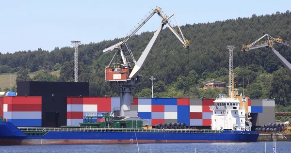 装卸货物在港口的船只 — 图库照片