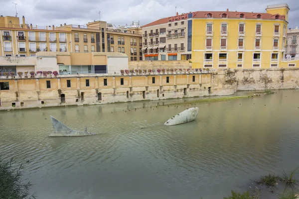 Escultura graciosa de um peixe grande no rio, Murcia, Espanha — Fotografia de Stock