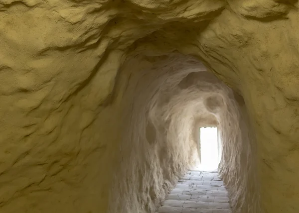 Небольшой вход в пещеру — стоковое фото