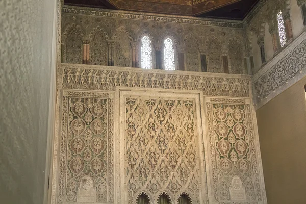 Dentro de la antigua mezquita de Toledo, España — Foto de Stock