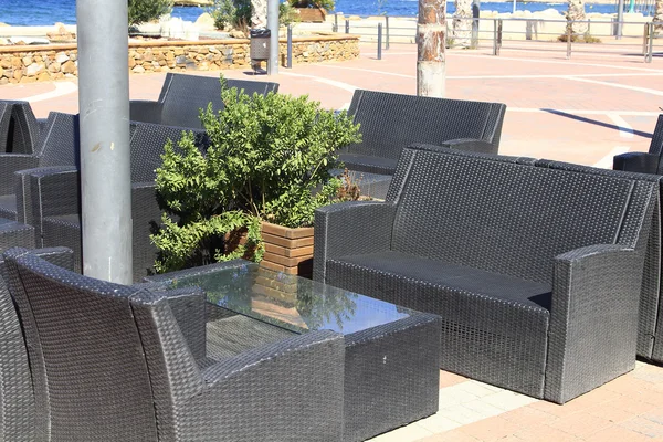 Sofás confortáveis e mesas pretas do lado de fora — Fotografia de Stock