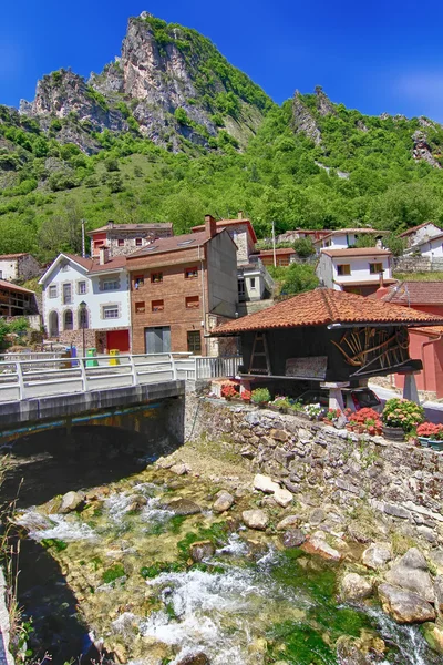 Aldeia de montanha alta, Pola Somiedo, Astúrias, Espanha — Fotografia de Stock