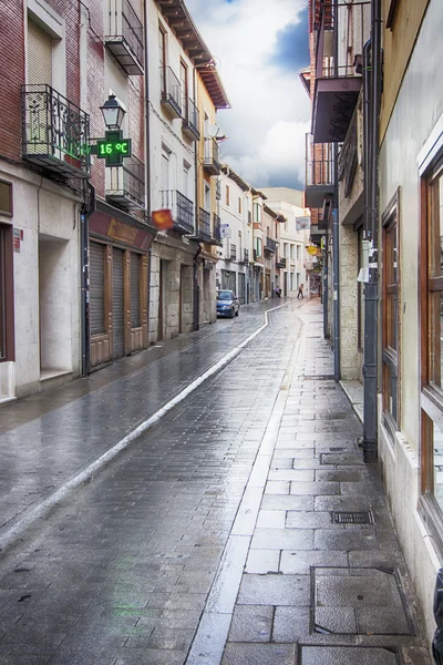 Street wet by the rain in Tordesillas, Spain — Stock Photo, Image