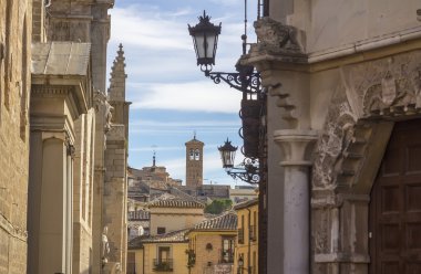 Toledo, İspanya tatil beldesi ortaçağ sokaklarında eski dar