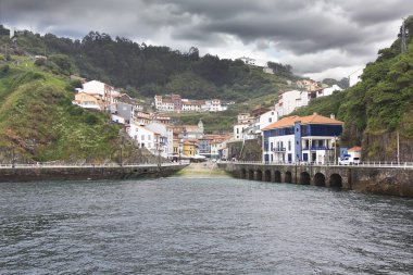 Denizden girişinde cudillero Spa balıkçı köyü