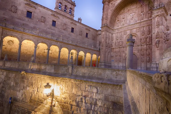 Edificios medievales por la noche en la histórica ciudad de Salamanca, S — Foto de Stock
