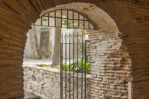 Vecchia casa scavata nella grotta rocciosa — Foto Stock