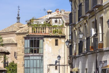 Toledo, İspanya tatil beldesi ortaçağ sokaklarında eski dar