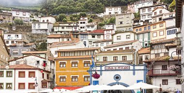 parlak renkli tipik bir fisher bu turistik köy evleri