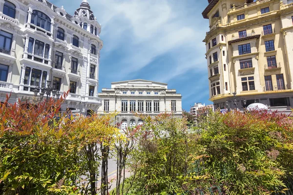 Calle y Parque en la ciudad de Oviedo, España — Foto de Stock