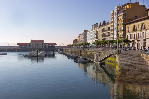 Paseo por el mar en la ciudad de Gijón — Foto de Stock